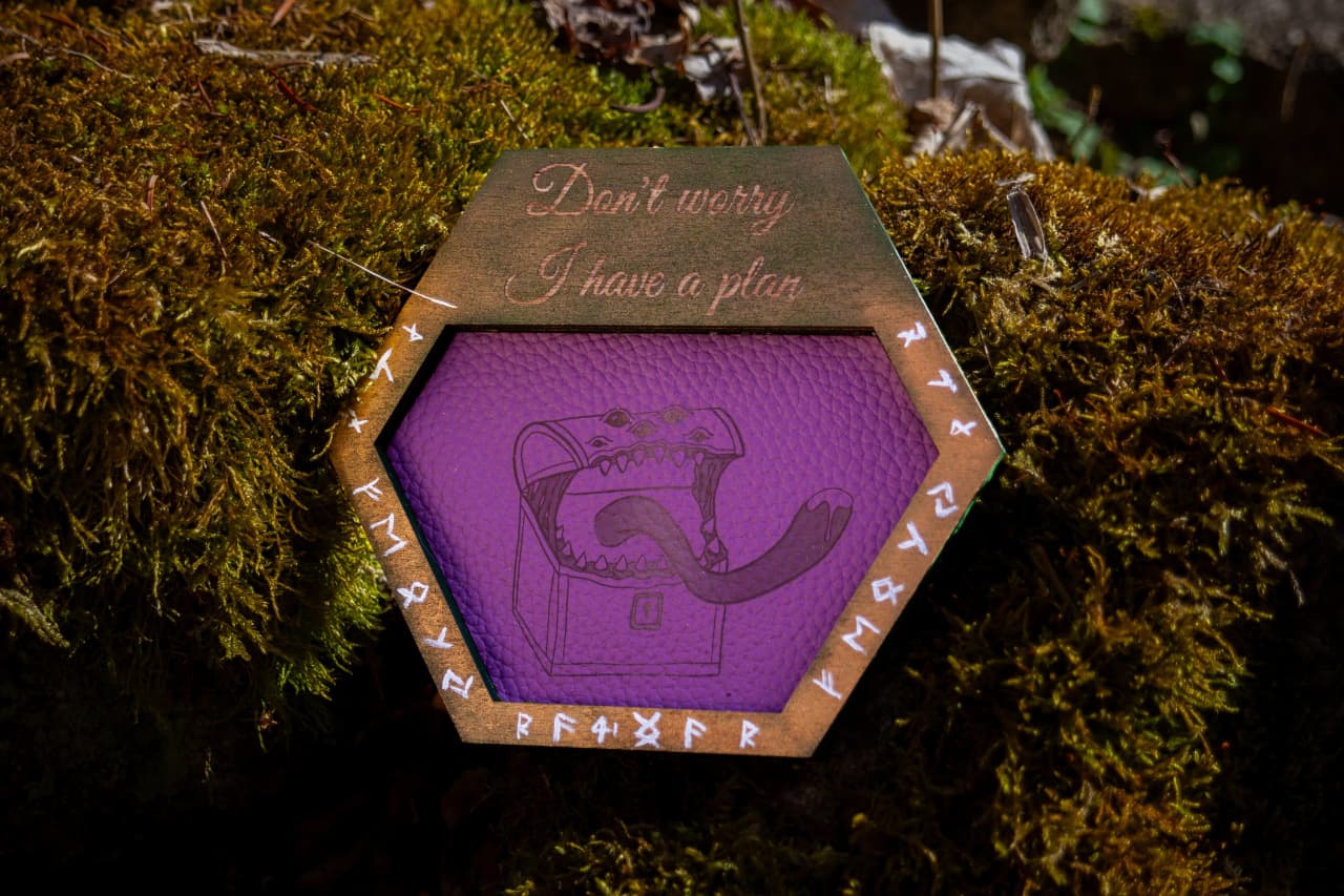 Dice tray with mimic